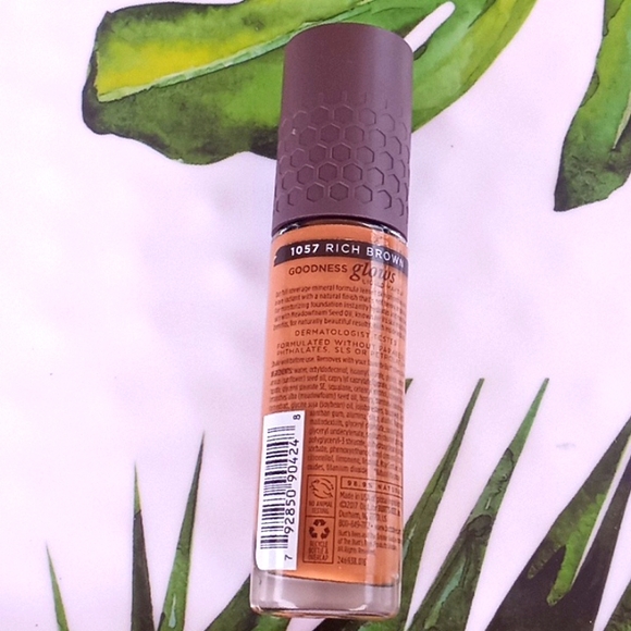 Burts Bees Goodness Glows Liquid Makeup- #1057 Rich Brown. 1 oz Bottle. - Picture 4 of 9